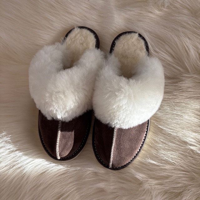 Kapcie zdobione skórą owczą ciemny brąz